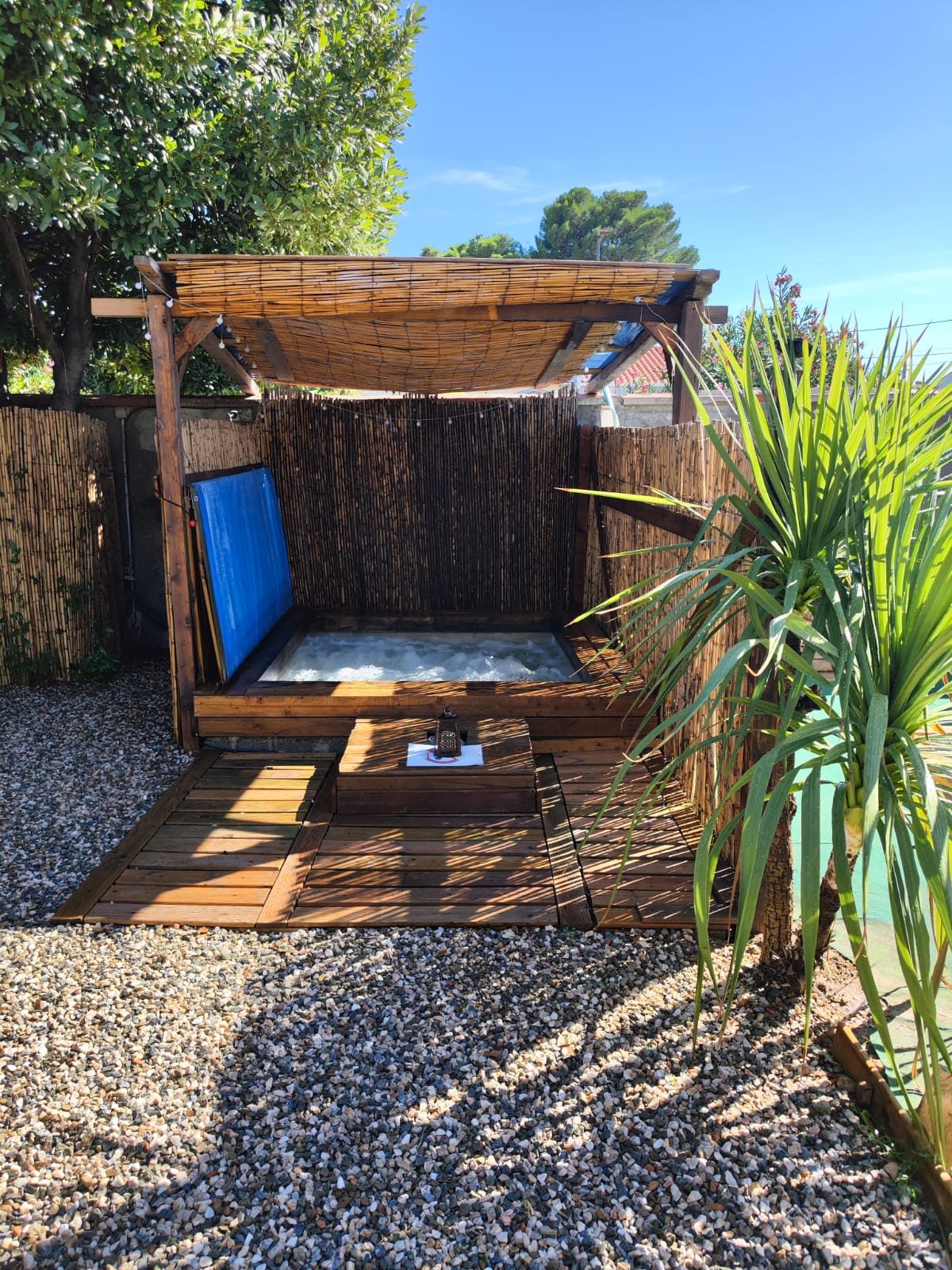 Jacuzzi privatisé dans le jardin de L'Antre de l'Ours à Bages