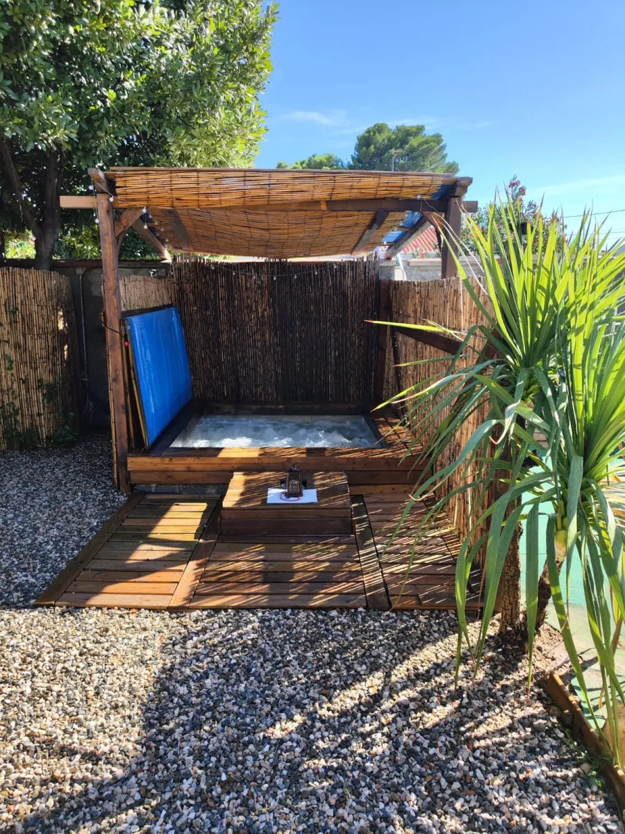 Jacuzzi privatisé dans le jardin de L